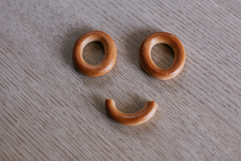 Das menschliche Gehirn ist sehr gut darin, Gesichter zu erkennen – manchmal sogar zu gut. © Vecteezy