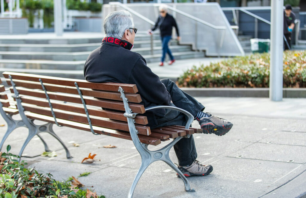 Eine lange tägliche Sitzdauer kann das Risiko für Demenz beträchtlich erhöhen. © Unsplash