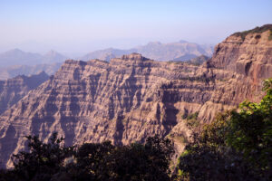 Die massiven Basaltschichten der westindischen Dekkan-Trapp-Formation entstanden durch eine Serie gewaltiger Vulkanausbrüche. © Blair Schoene, Princeton University