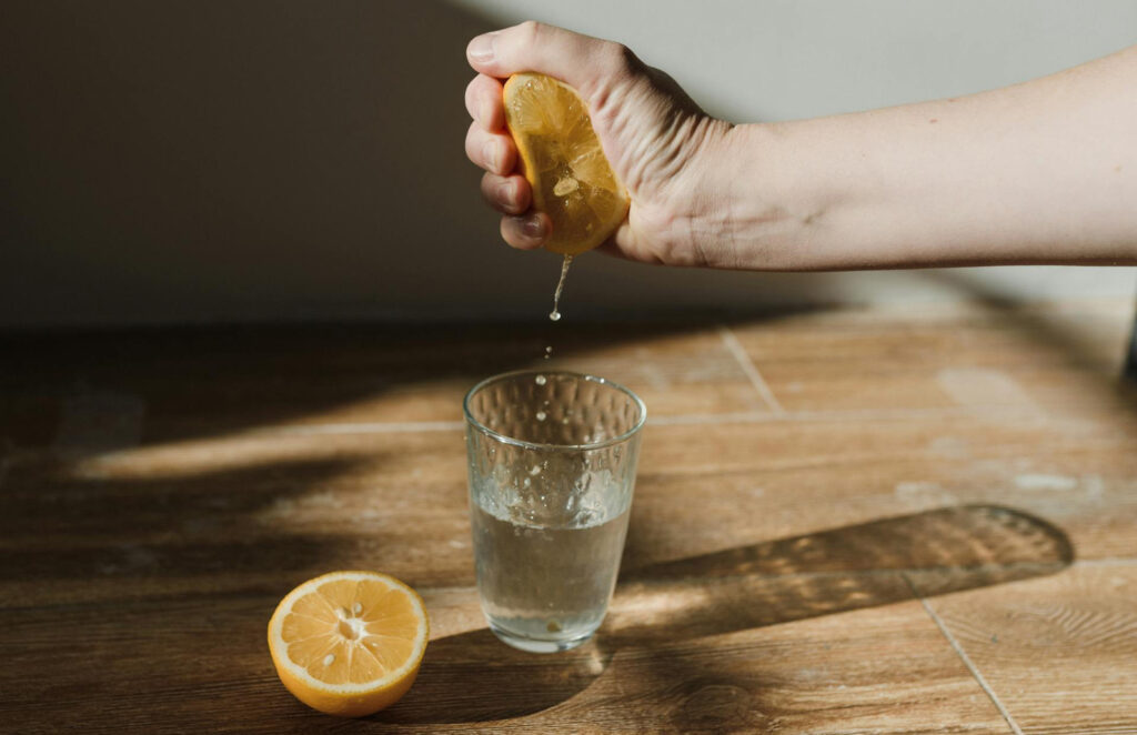 Sie wollen Ihre Verdauung anregen? Lauwarmes Wasser eignet sich dafür besser als Zitronenwasser und Essig. © Pexels