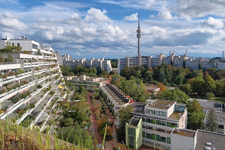 Im Münchner Olympiadorf trifft Photovoltaik auf Denkmalschutz
