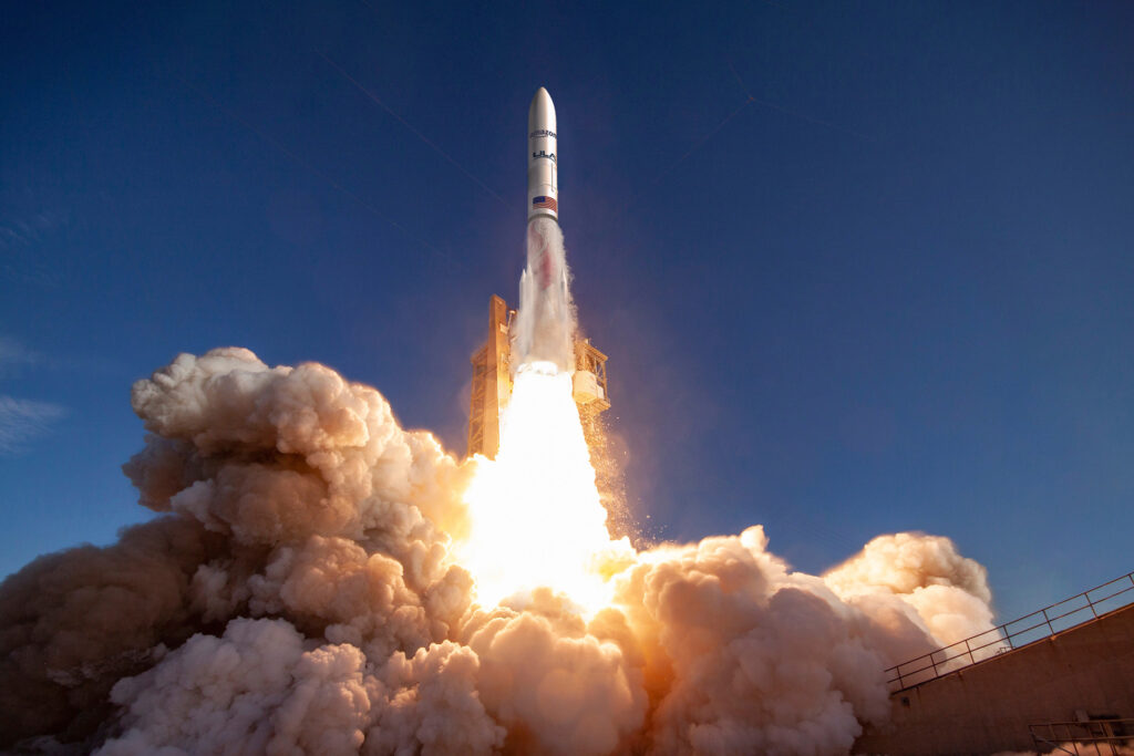 Konkurrenz für Elon Musk? Amazon schickt Satelliten ins All.