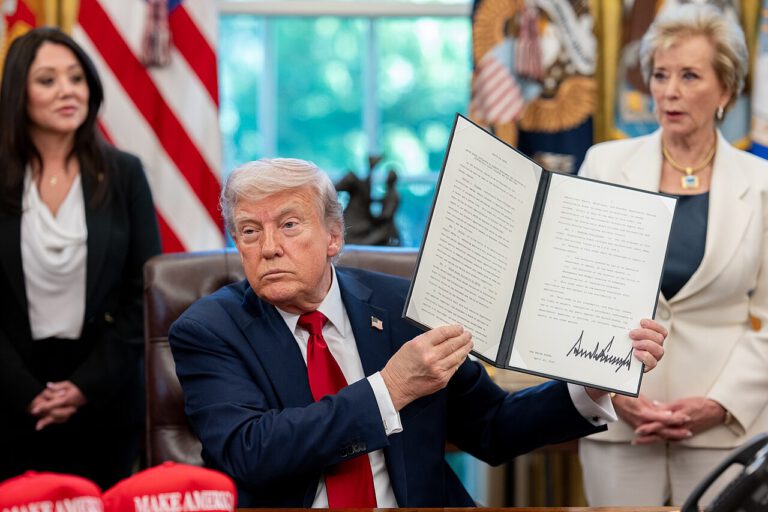 Donald Trump unterzeichnet neue Bildungsanordnungen – neben ihm Bildungsministerin und Unternehmerin Linda McMahon.