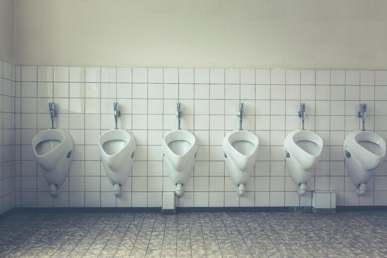 Urinal wird spritzfrei: Geniales Design löst altes Hygieneproblem