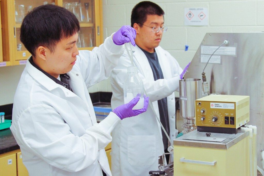 Doktorand Kihyeon Ahn vom Macromolecules Innovation Institute und Chenxi Cao (v.l.n.r.), Student für nachhaltige Biomaterialien, nutzen einen Homogenisator zur Gewinnung von Zellulose-Nanofasern. © Chris Moody für Virginia Tech.