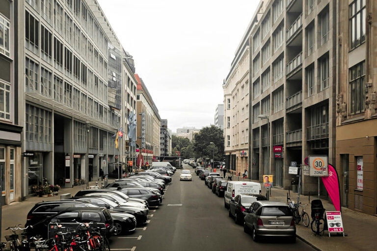 Billige Parkgebühren in den Städten bremsen die Verkehrswende