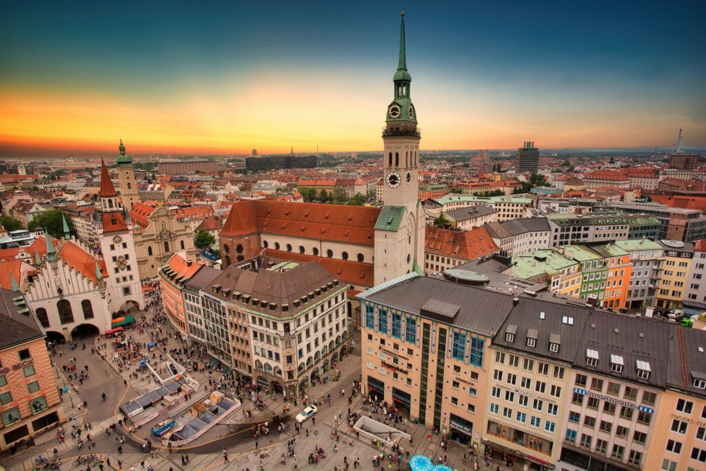 Die Wohnkosten in Deutschland schießen in die Höhe. Viele Menschen verlassen die Großstädte und ziehen an den Stadtrand.