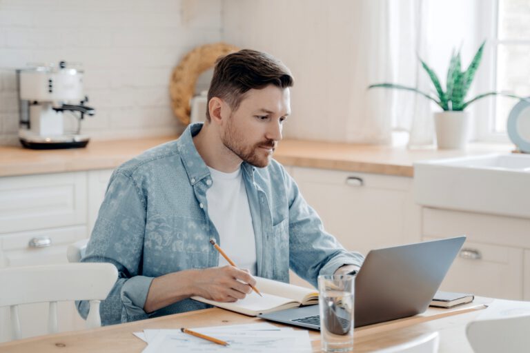 Homeoffice-Studie: Bürozwang macht müde, aber nicht produktiver