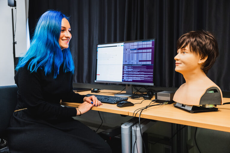 Plötzlich sympathisch: Der Roboter spricht mit vertrauter Stimme