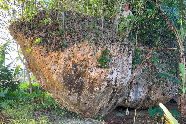 Nur ein Tsunami konnte diesen Felsbrocken auf die Klippe wuchten