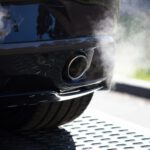 Trotz Partikelfilter können Autoabgase gefährlichen Feinstaub bilden, der erst in der Luft entsteht und tief in die Lunge eindringt.