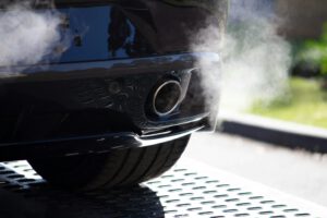 Trotz Partikelfilter können Autoabgase gefährlichen Feinstaub bilden, der erst in der Luft entsteht und tief in die Lunge eindringt.