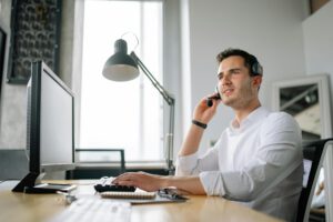 KI-Angriff auf Bürojobs: Jeder 2. Berufseinsteiger bald ohne Arbeit?