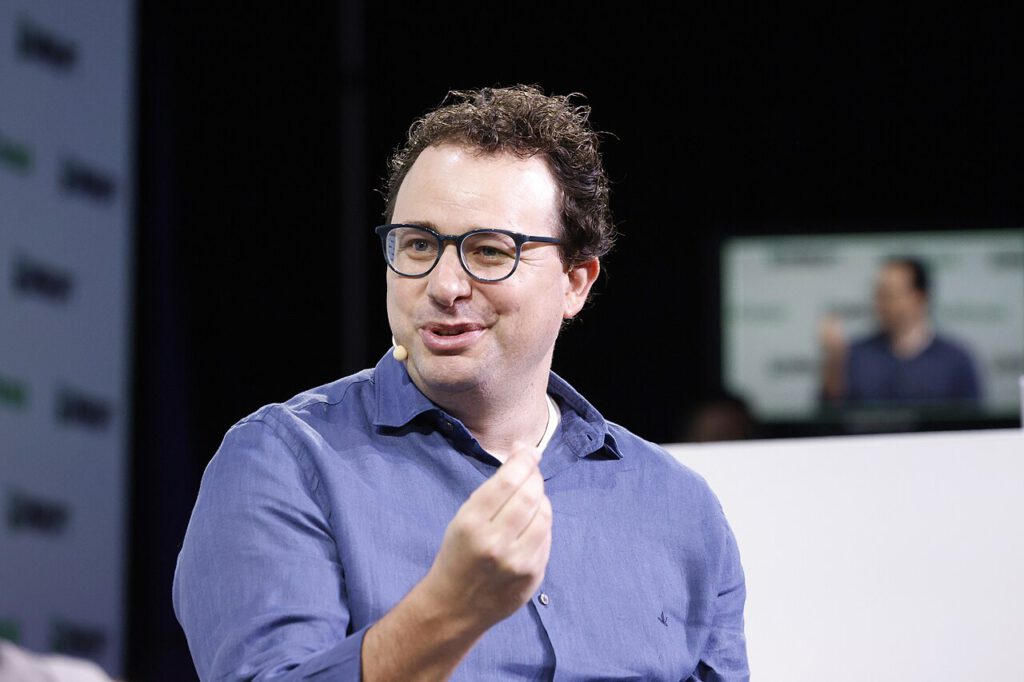 Anthropic-Chef Dario Amodei warnt: Künstliche Intelligenz könnte massenhaft Jobs vernichten. © TechCrunch via Wikimedia unter CC BY 2.0