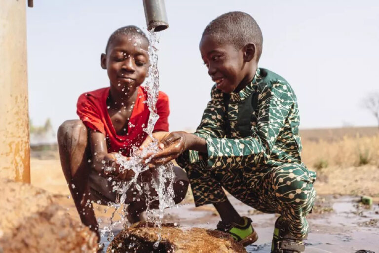 Tödliches Arsen im Trinkwasser bleibt oft unbemerkt. Forschende haben ein mobiles Gerät entwickelt, das das Gift in nur 3,2 Sekunden erkennt.