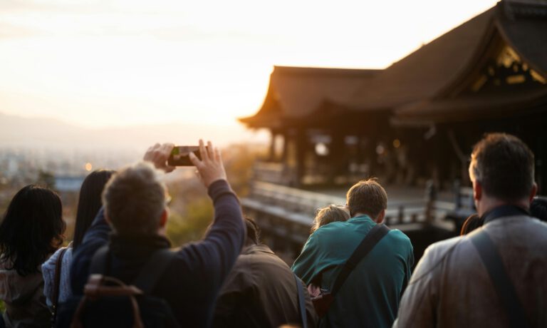 In mehreren Stadtteilen von Kyoto gibt es inzwischen mehr Hotels als Haushalte – besonders rund um Bahnhöfe und berühmte Tempel.