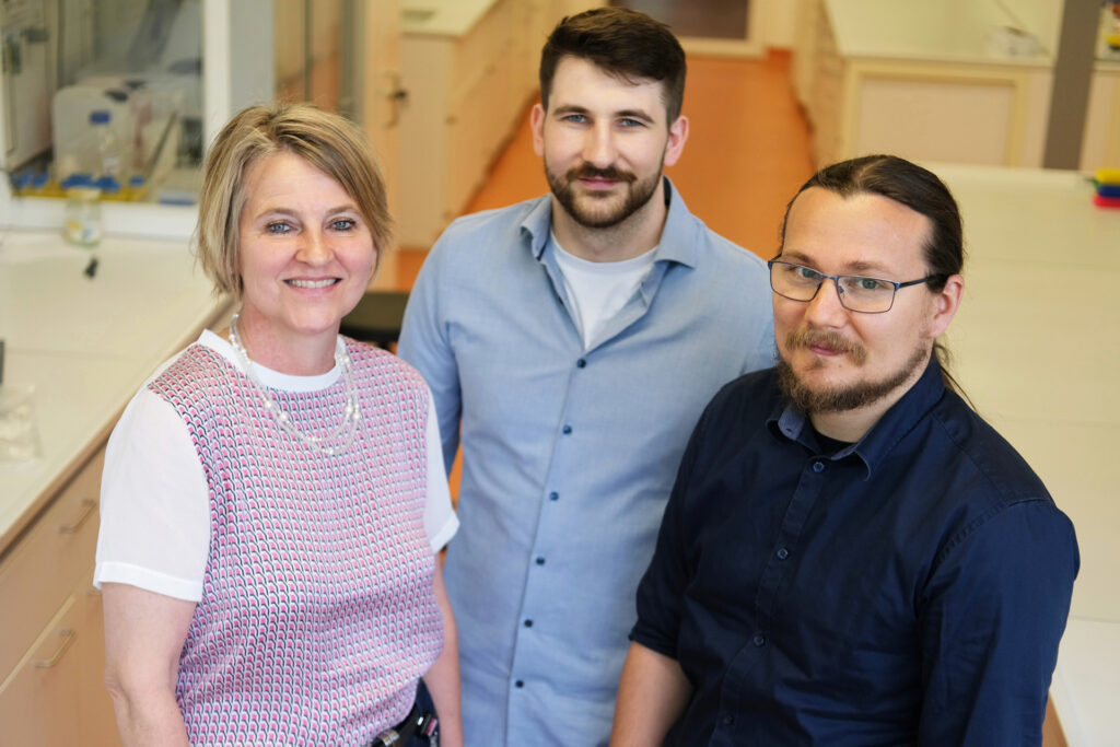 Alexandra K. Kiemer, Simon Both (Mitte) und Martin Empting (r.) kamen einer Schwachstelle von Tumoren auf die Spur: einem Protein, über das die Energieversorgung der Krebszellen angegriffen werden kann. © UdS/Ehrlich