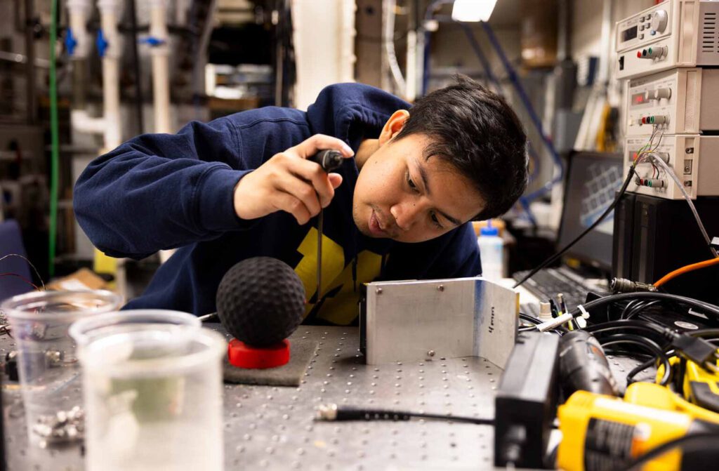 Putu Brahmanda Sudarsana kalibriert die verformbare Kugel im Hydrodynamiklabor der University of Michigan. © Jeremy Little, Michigan Engineering