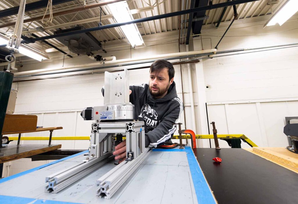Rodrigo Vilumbrales-Garcia bereitet den Windkanal für Experimente mit der 3D-gedruckten Kugel vor. © Jeremy Little, Michigan Engineering