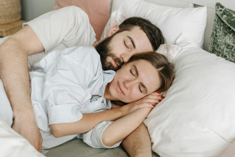 Stressabbau durch Kuscheln: Warum der Abendmoment zählt