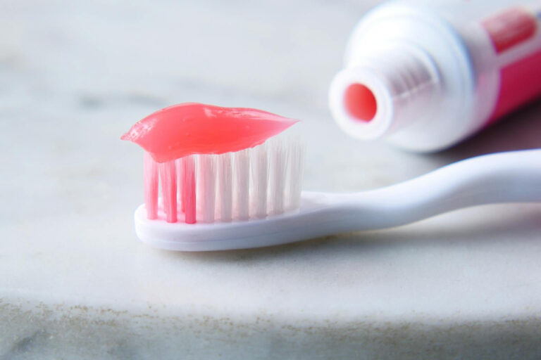 Forscher filmen, wie Halbleiter mit flexiblen Bindungen schrumpfen