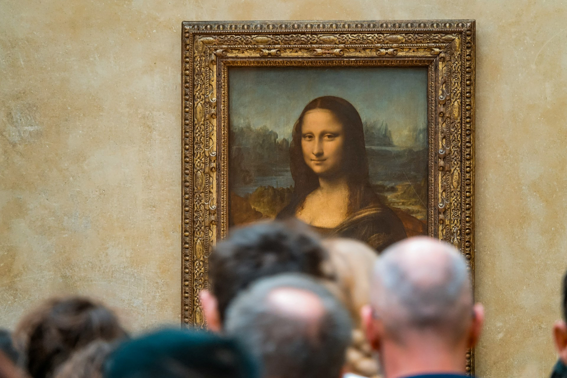 Bewusste Erfahrung ist vielschichtig. Betrachtet man beispielsweise die Mona Lisa, erlebt man sie an einem bestimmten Ort im Raum, erkennt sie als Gesicht, erkennt ihre Identität und bemerkt ihre Linksausrichtung. Diese komplexe Erfahrung bleibt über die Zeit erhalten. © Unsplash