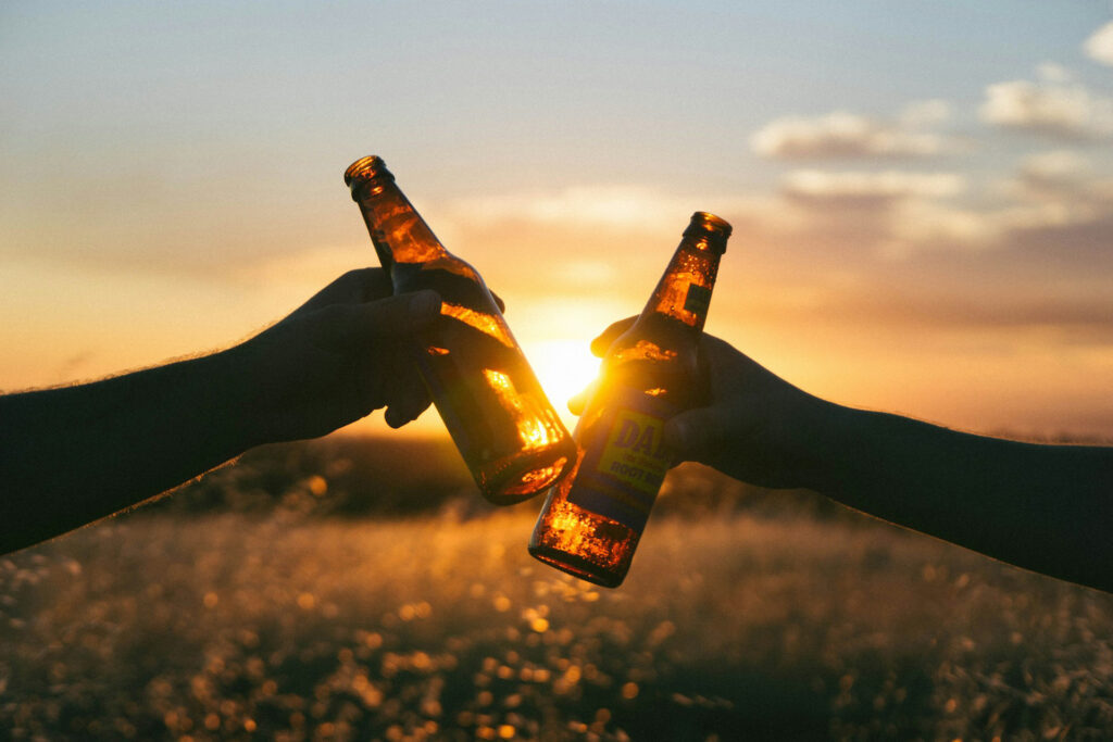 Trinken in Gesellschaft kann schneller süchtig machen