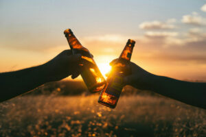 Trinken in Gesellschaft kann schneller süchtig machen