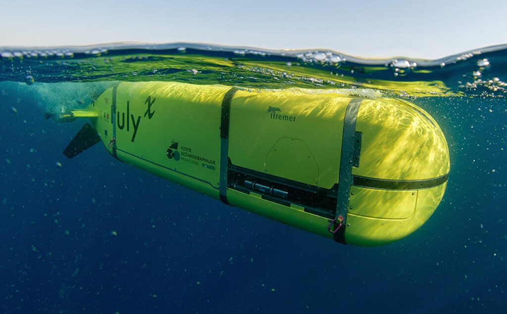 Der autonome Unterwasserroboter UlyX erkundet mit hochauflösendem Sonar den Meeresboden auf der Suche nach versenkten Atommüllfässern. © Olivier Dugornay via Wikimedia unter CC BY-SA 4.0
