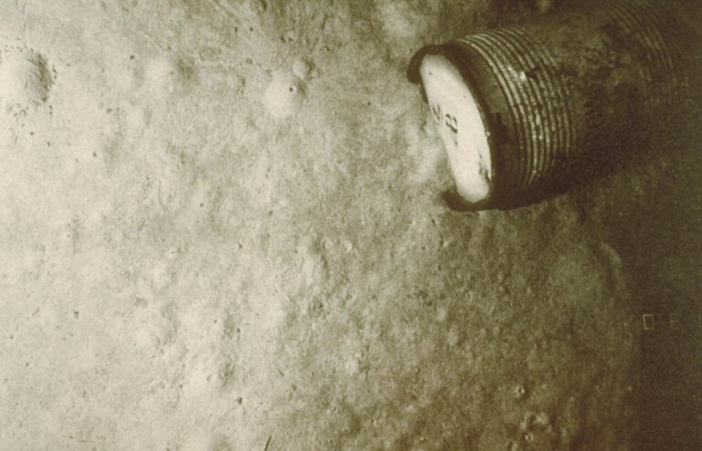 Ein rostiges Fass auf dem Meeresgrund – eines von über 200.000 radioaktiven Behältern, die zwischen 1950 und 1990 im Atlantik versenkt wurden.