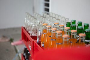 Studie: Mehr Mikroplastik in Glasflaschen als in Plastikflaschen