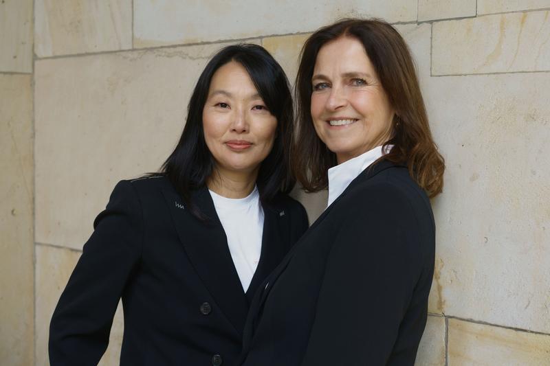 Miriam Stein (links) und Prof. Dr. Andrea Rumler (HWR Berlin) geben gemeinsam mit der BARMER Krankenkasse den Leitfaden „Menopause@work“ heraus – eine praxisnahe Orientierungshilfe für Unternehmen im Umgang mit Wechseljahresbeschwerden am Arbeitsplatz. © Uwe Neumann / HWR Berlin