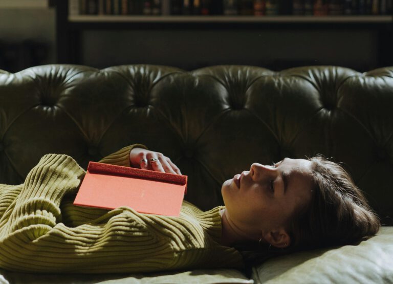 Ein 20-minütiges Nickerchen fördert kreative Geistesblitze – besonders, wenn das Gehirn in die tiefere N2-Schlafphase eintaucht.