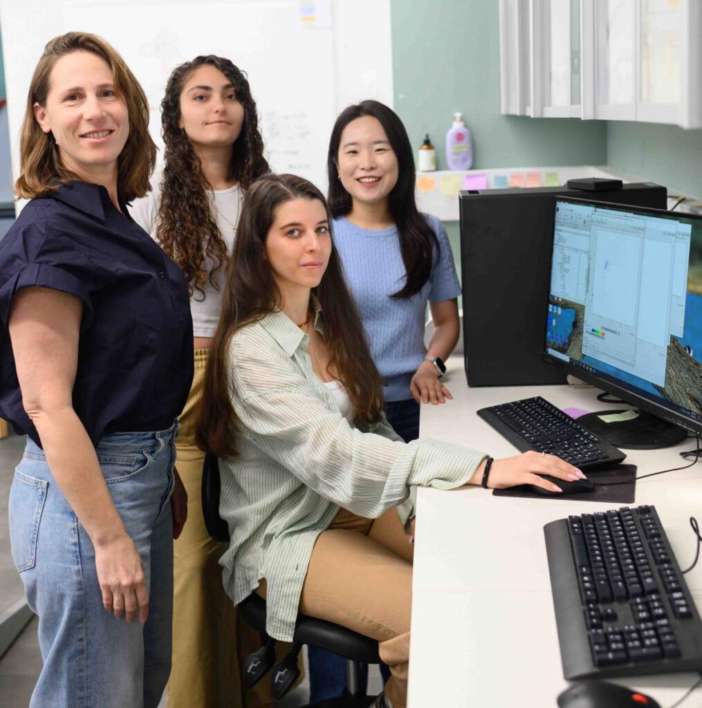 Dr. Ranit Kedmi, Maya Margolin, Anna Rudnitsky and Hanna Oh (v.l.n.r.) © Weizmann Institute