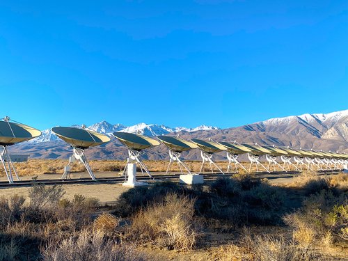 DSA-110 Radioteleskop-Anlage am Owens Valley Radio Observatory. © Vikram Ravi/Caltech/OVRO