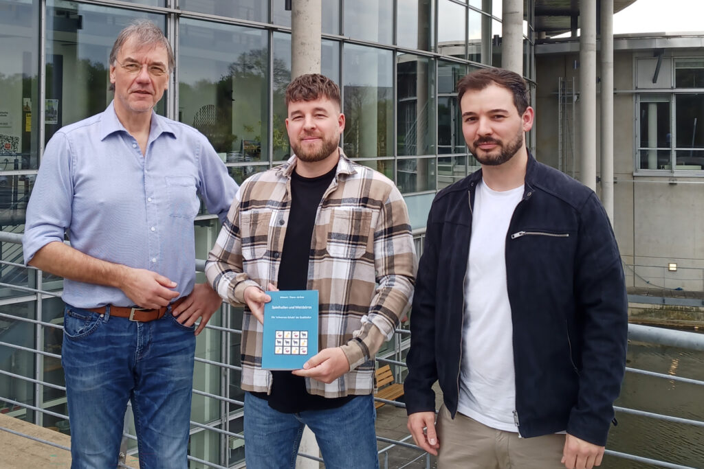 In ihrem Buch „Spielhallen und Wettbüros – Die schwarzen Schafe der Stadtkultur“ haben die Studierenden Nico da Cruz (r.) und Pascal Thurm (m.) gemeinsam mit Prof. Dr. Jürgen Schwark die Spielstätten im Kreis Borken untersucht. © Jürgen Schwark / WH