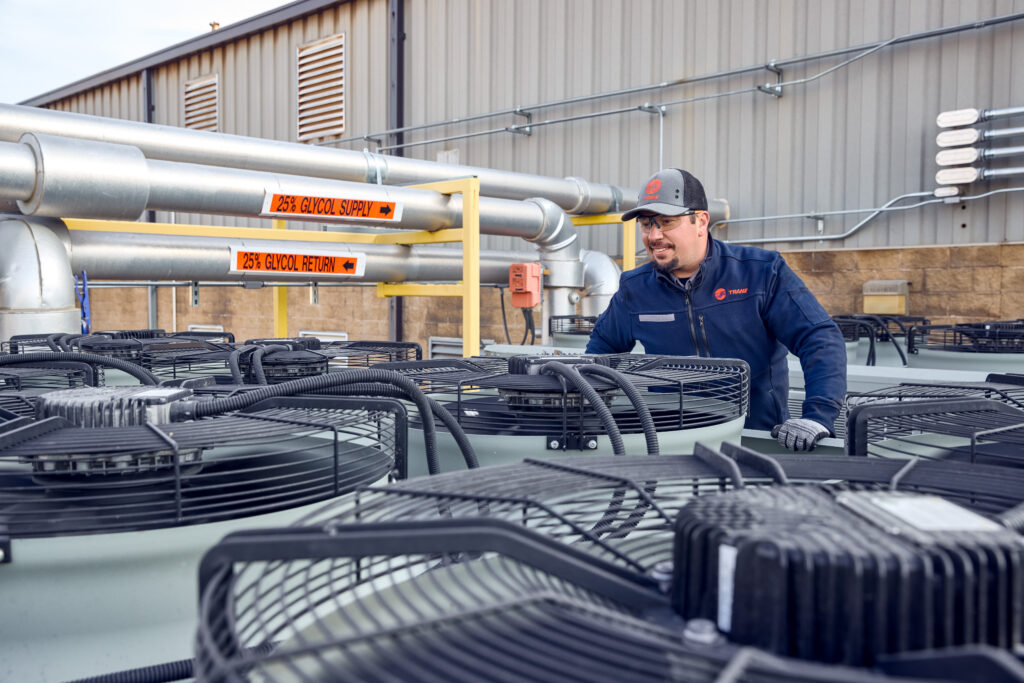 Trane-Techniker bei der Wartung einer Eisbatterieanlage in Pueblo, Colorado – aufgenommen 2023. © Trane Technologies