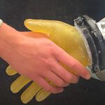 Neue Haut für Roboter verleiht ihnen menschlichen Tastsinn