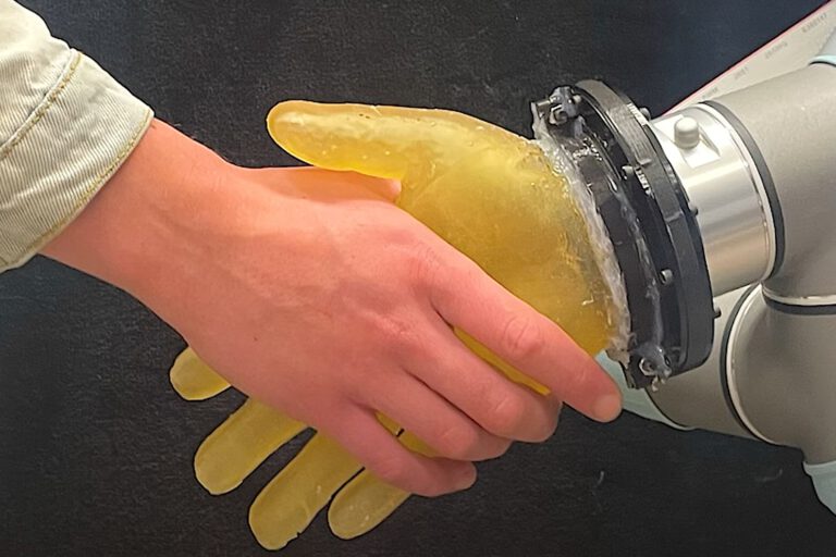 Neue Haut für Roboter verleiht ihnen menschlichen Tastsinn