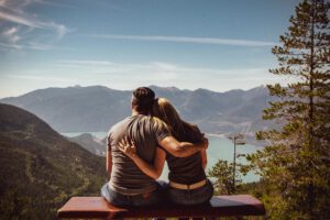 Gemeinsame Weltanschauung schützt vor Krisen in der Beziehung