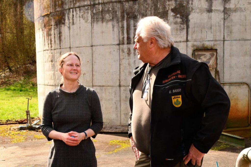 Carolin Huhn im Austausch mit einem Klärwerksmitarbeiter in Rübgarten bei Tübingen. © Universität Tübingen