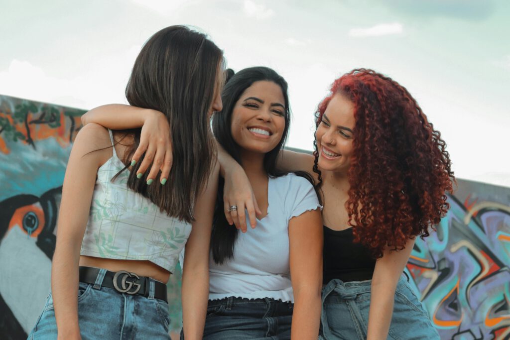 Wer in einer sozialen Gruppe Einfluss will, muss das Netzwerk verstehen – nicht beliebt sein. Das zeigt eine Studie der Brown University.