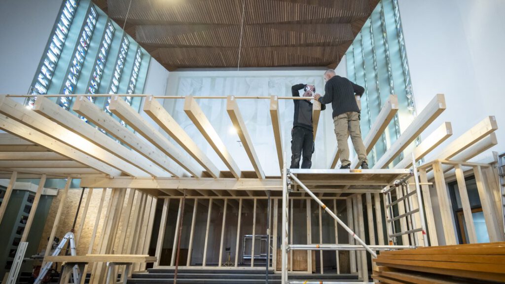 22 Tonnen Holz wurden angeliefert, die in der Kirche verbaut werden. Zwei leidenschaftliche Boulderer erfüllen sich so ihren Traum von einer Kletterhalle der besonderen Art. © Tim Wegner