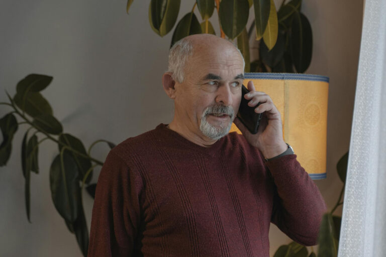 Telefonieren gegen Einsamkeit? – So viel helfen Anrufe wirklich