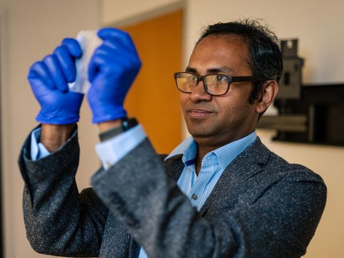 Maksud Rahman entwickelt aus bakterieller Zellulose ein vielseitiges, abbaubares Material – als mögliche Alternative zu Plastik. © University of Houston