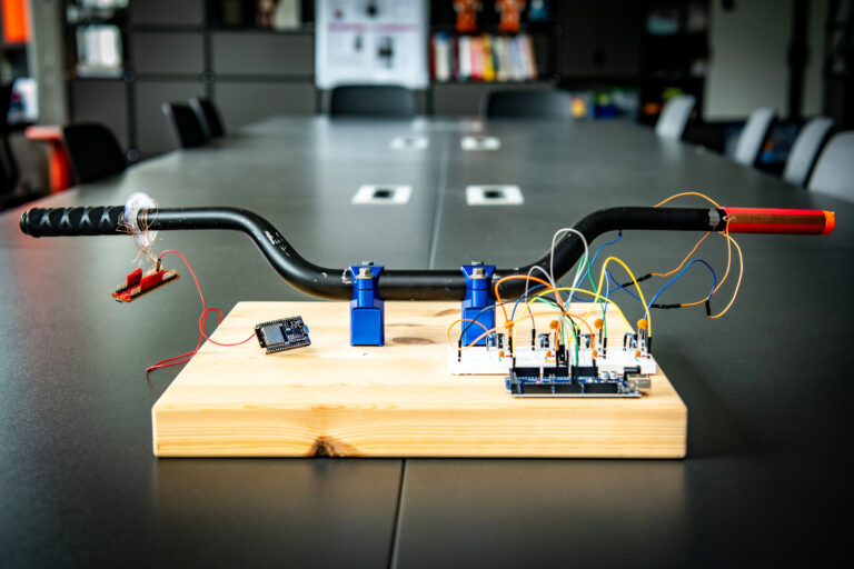 Navi, Telefonie und Blinker sicher bedienen, ohne den Lenker loszulassen – eine neue Lösung fürs Motorrad soll genau das künftig ermöglichen.