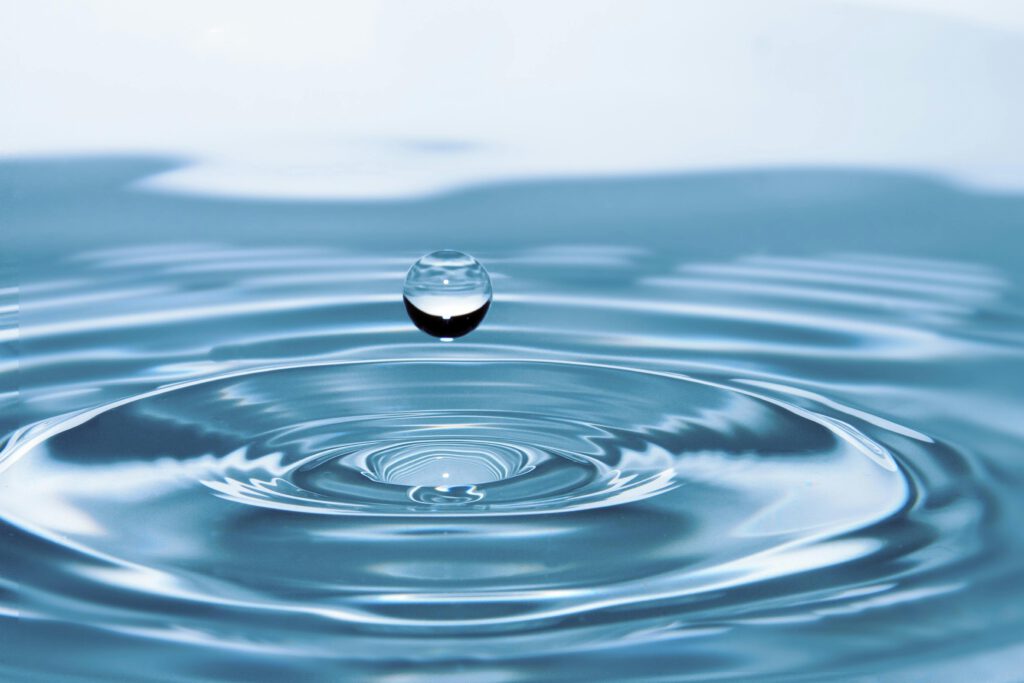 Ein neues Material mit Cobalt reinigt verschmutztes Wasser in nur 2,5 Minuten – aktiviert durch Ultraschall und ganz ohne chemisches Nachfüllen.