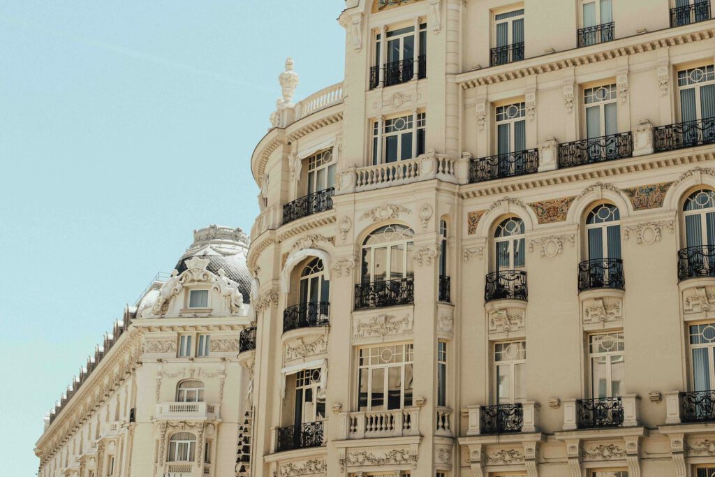 Wären Fassaden noch schöner, wenn sie von Pilzen und Bakterien übersät wären? Zumindest wären sie dann nützlicher, sagen Forscher. © Unsplash