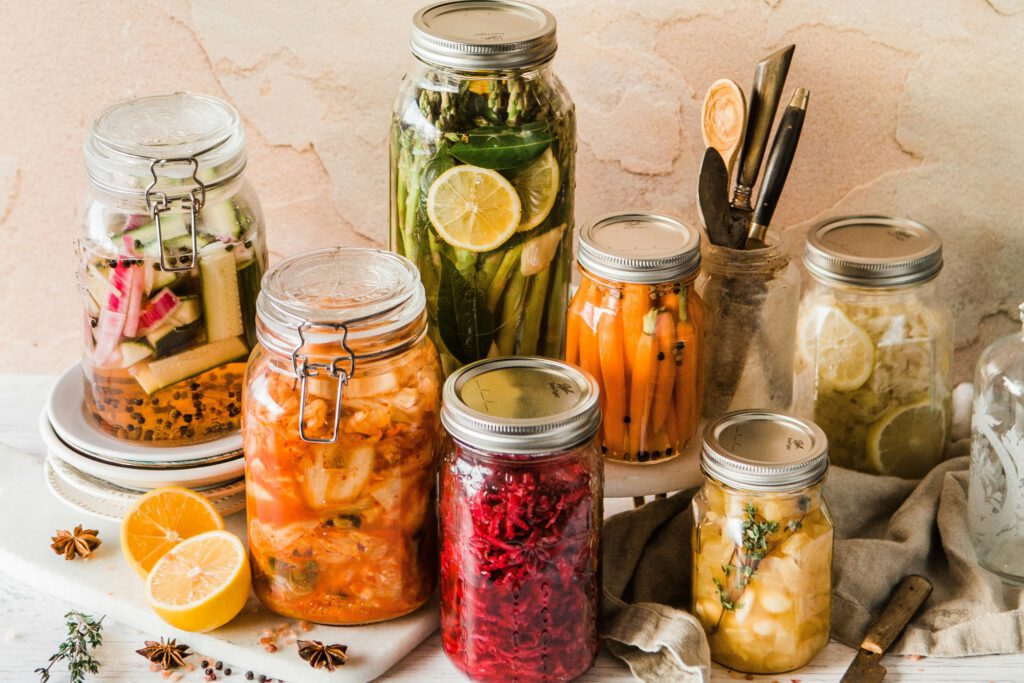 Für klassisches Sauerkraut braucht es nur drei Dinge: Weißkohl, Salz und etwas Geduld. Dabei bleiben viele Vitamine erhalten, vor allem Vitamin C und K. Die enthaltenen Milchsäurebakterien unterstützen die Verdauung, stärken die Darmflora und können das Immunsystem positiv beeinflussen. © Unsplash