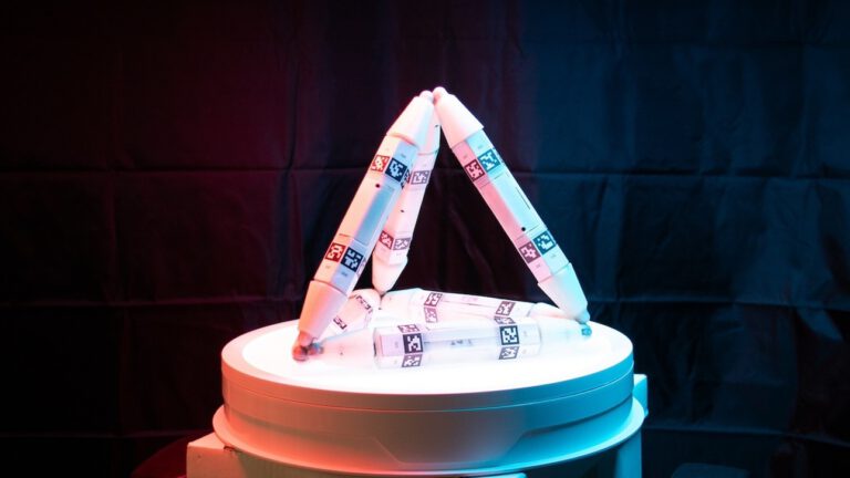 Diese Truss-Module setzten sich selbstständig zu einem Tetraeder zusammen.